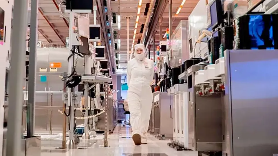 Intel to treat manufacturing like a separate business to "expose true economics", cut $10 billion