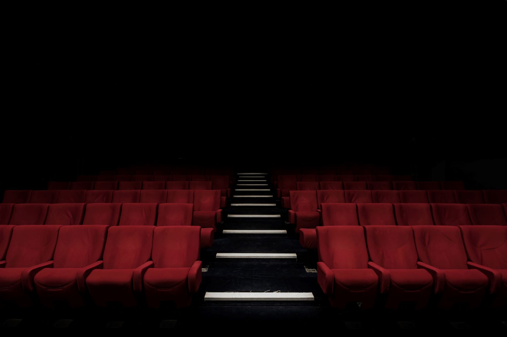 The entertainment industry in 2021: no respite for cinemas... 
